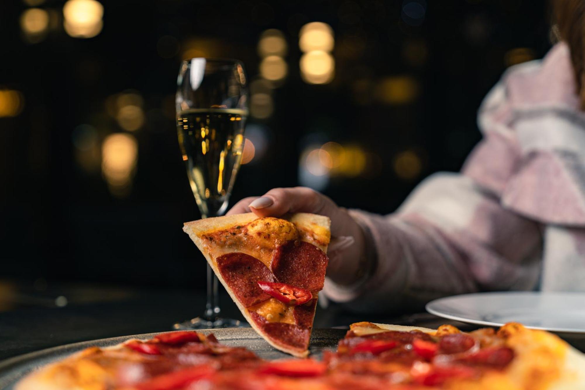 阿尔占罗塔纳酒店 安曼 外观 照片 A slice of pizza