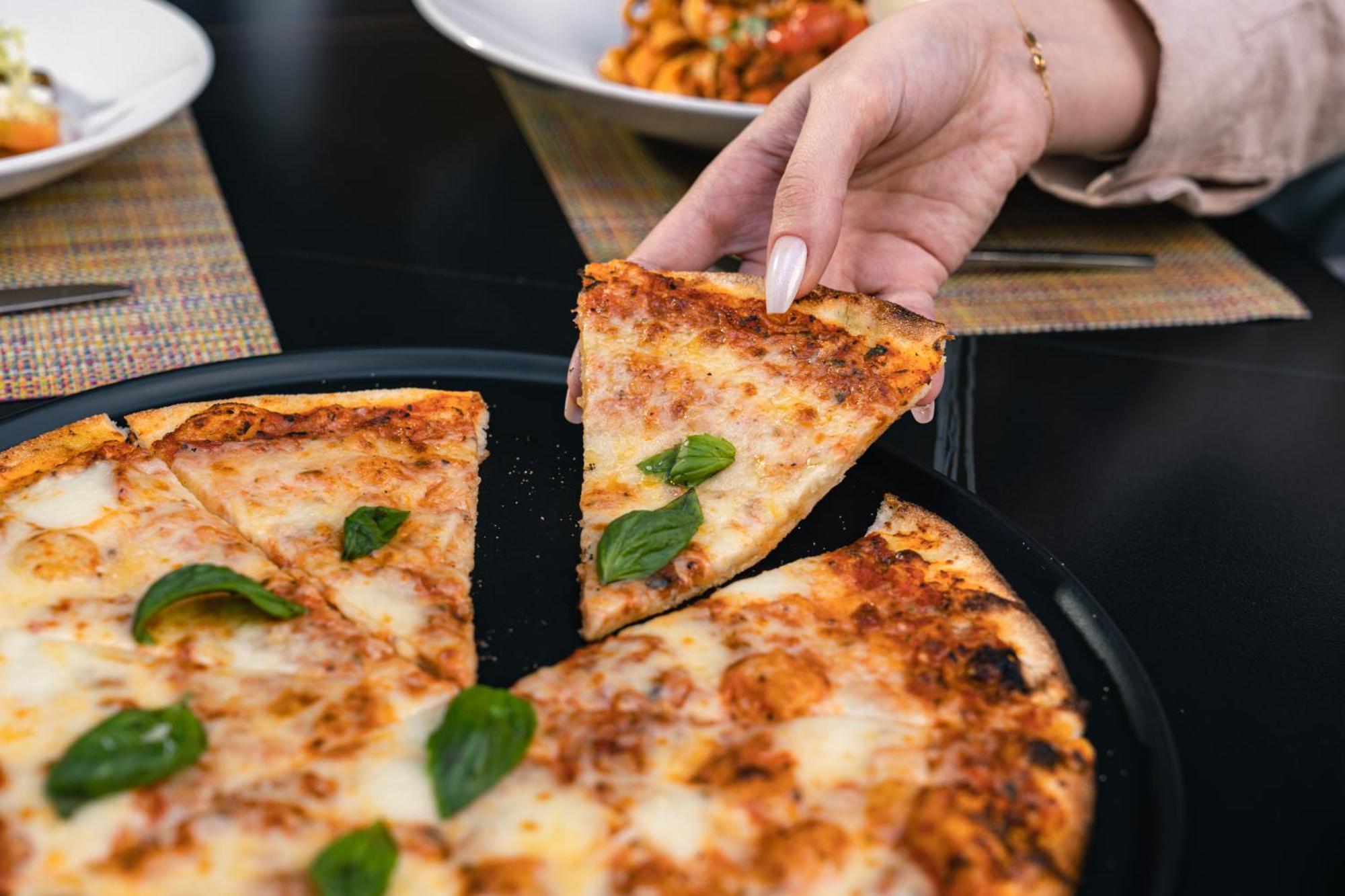 阿尔占罗塔纳酒店 安曼 外观 照片 Pizza
