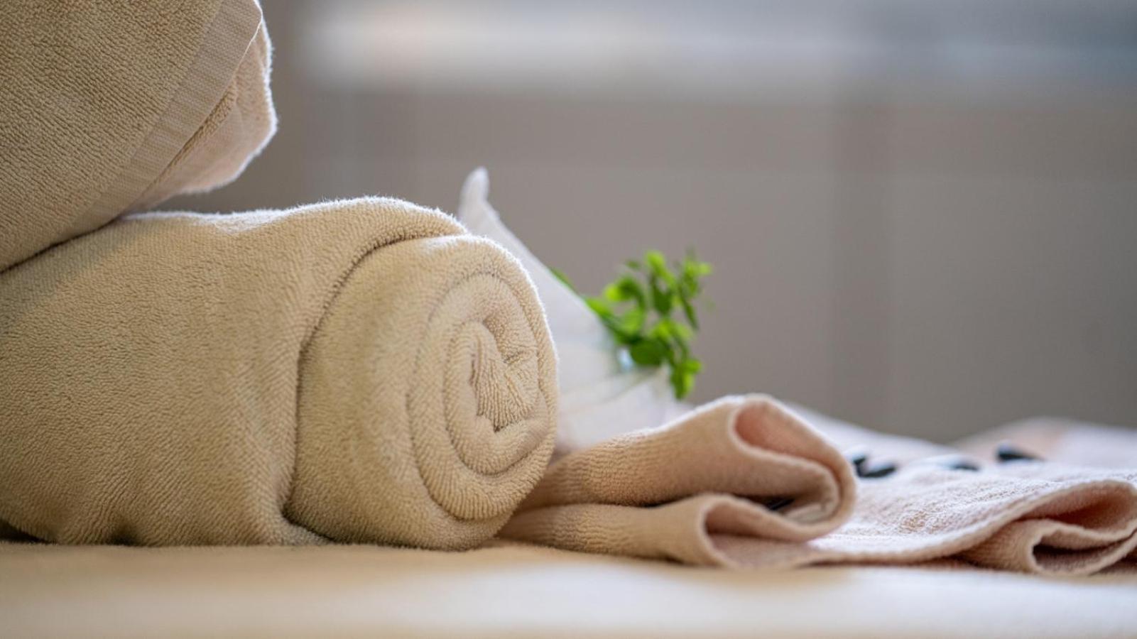 阿尔占罗塔纳酒店 安曼 外观 照片 A rolled towel
