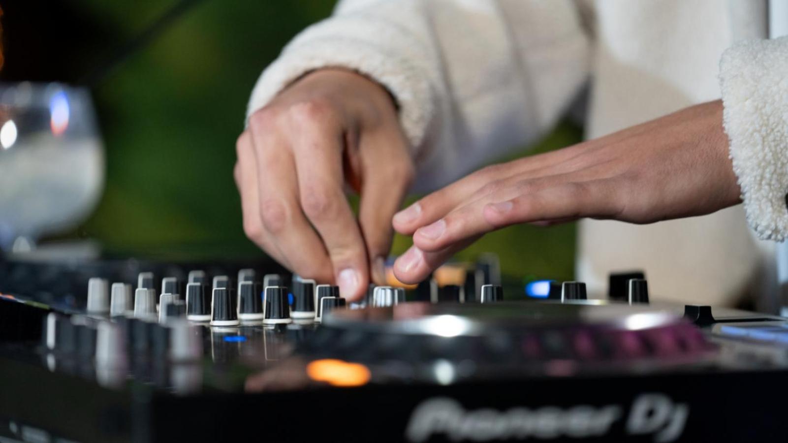 阿尔占罗塔纳酒店 安曼 外观 照片 A DJ using a CDJ-2000