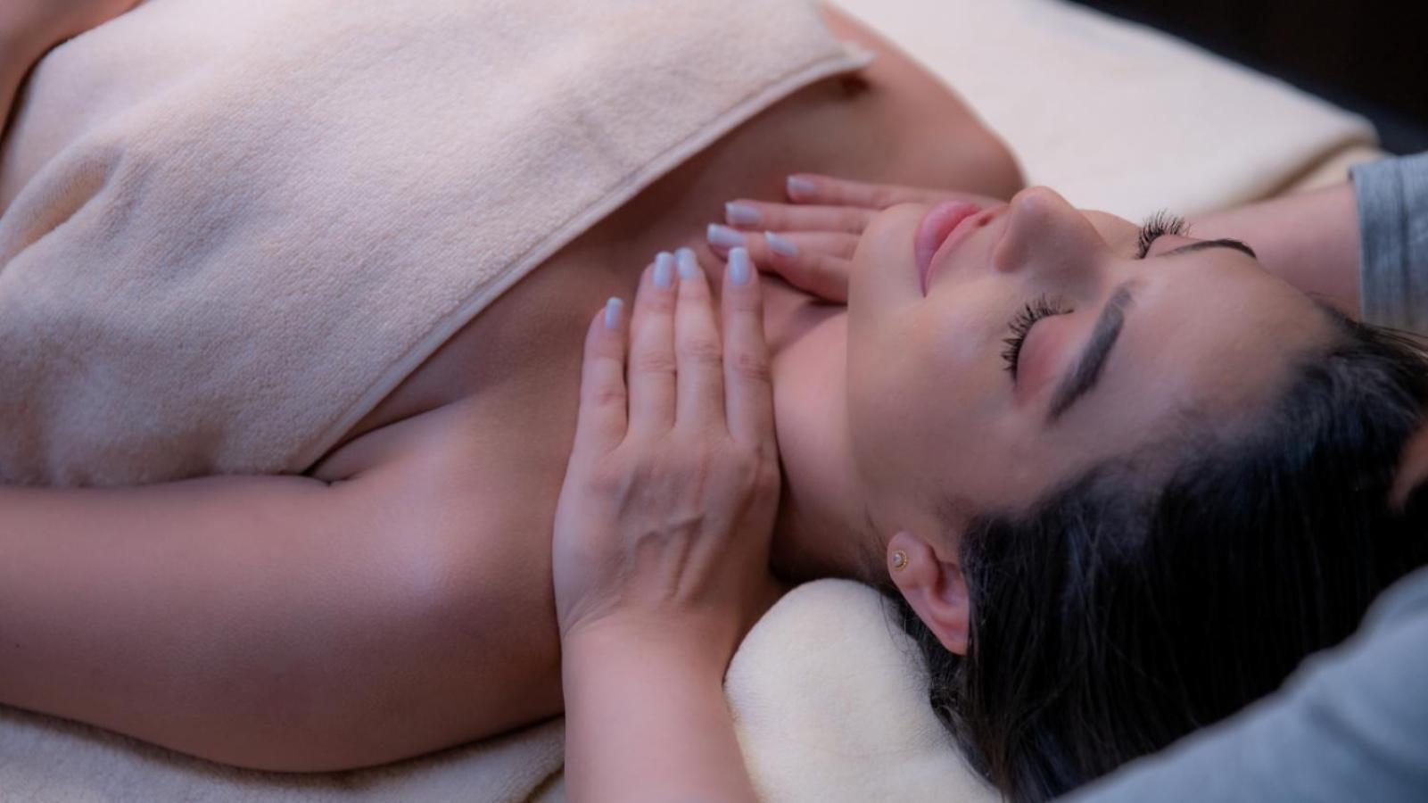 阿尔占罗塔纳酒店 安曼 外观 照片 A woman receiving a facial massage