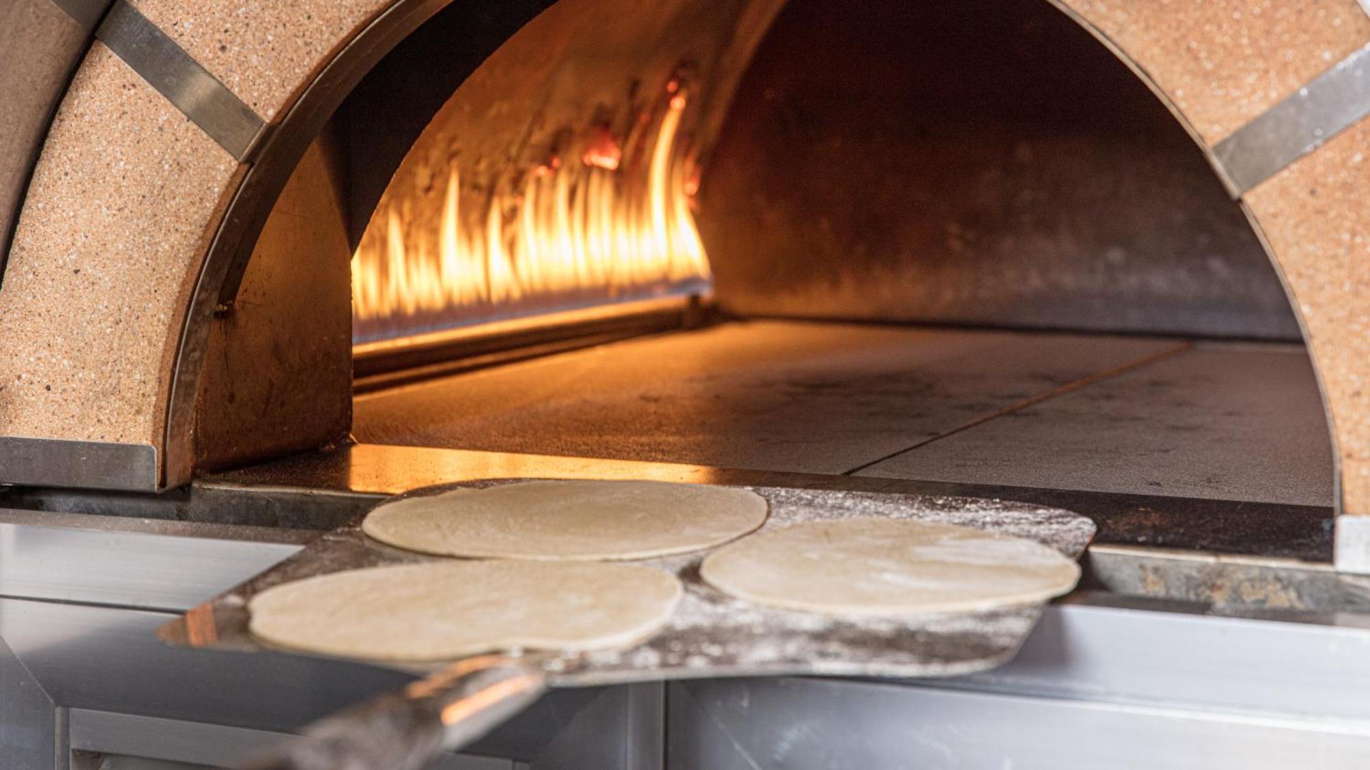 阿尔占罗塔纳酒店 安曼 外观 照片 Pizza dough in a wood-fired oven