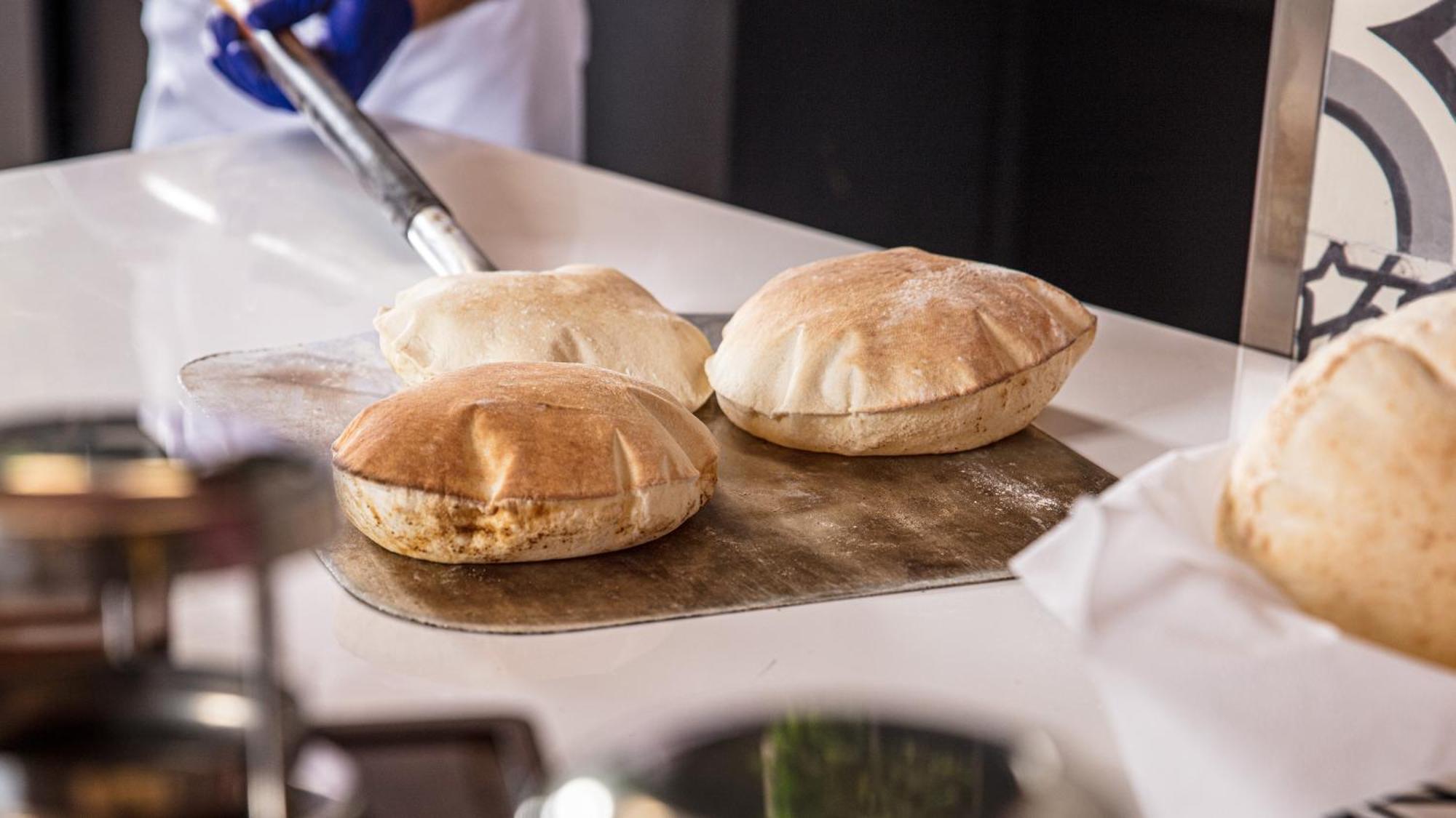 阿尔占罗塔纳酒店 安曼 外观 照片 Pita bread