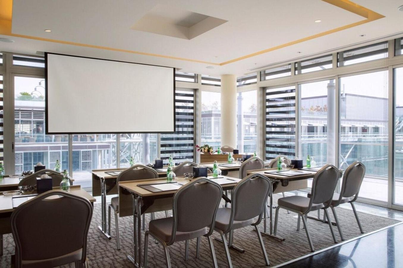 阿尔占罗塔纳酒店 安曼 外观 照片 Meeting room
