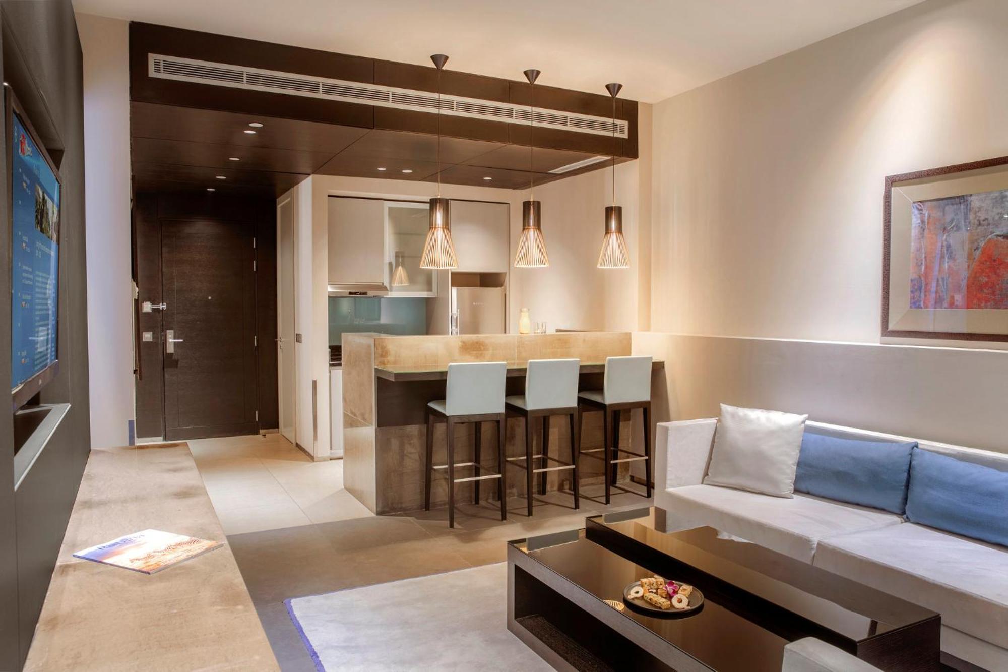 阿尔占罗塔纳酒店 安曼 外观 照片 A living room with a kitchenette