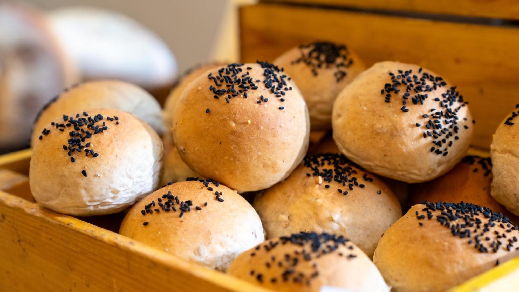 阿尔占罗塔纳酒店 安曼 外观 照片 Buns with sesame seeds