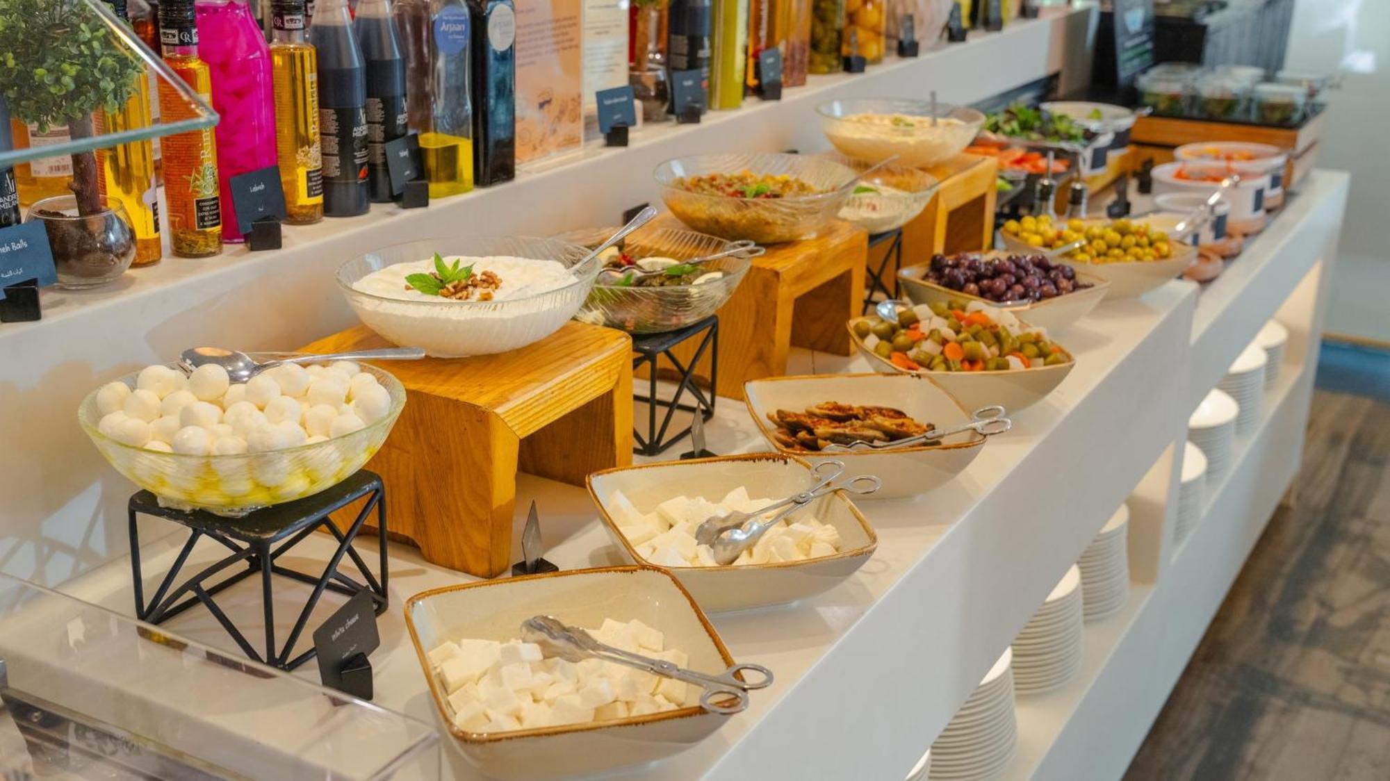 阿尔占罗塔纳酒店 安曼 外观 照片 A selection of Greek meze