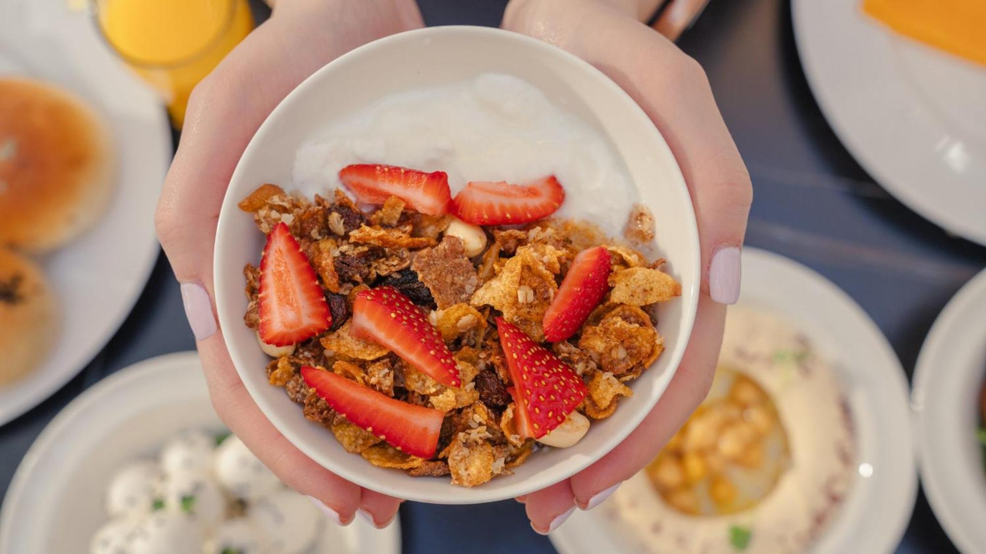 阿尔占罗塔纳酒店 安曼 外观 照片 A bowl of granola with strawberries