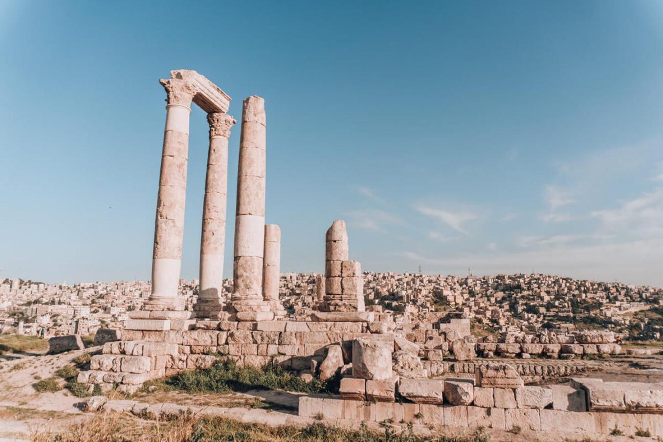 阿尔占罗塔纳酒店 安曼 外观 照片 The Roman columns of the Cardo Maximus
